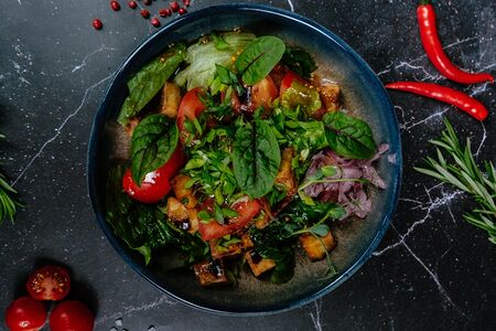 Салат с хрустящими баклажанами, томатами и пикантной заправкой