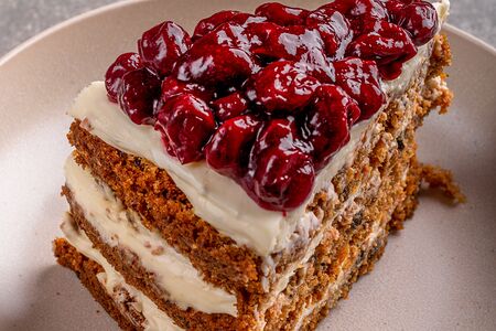 Морковный торт с вишней