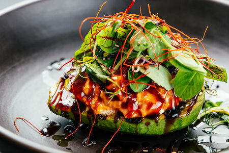 Авокадо на гриле с лососем