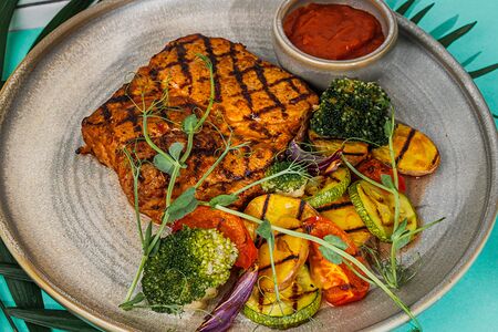 Стейк из cвинoй шеи с овощами