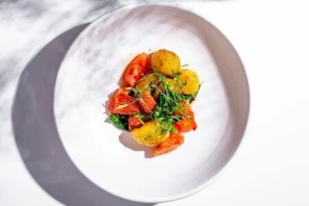 Молодой картофель с тепличными томатами и базиликом