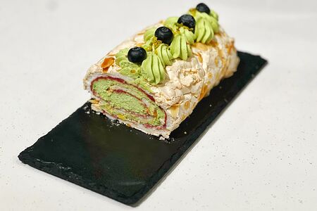 Меренговый рулет с фисташковым кремом и малиновым курдом