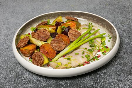 Стейк из сельди с картофелем и копченой свеклой