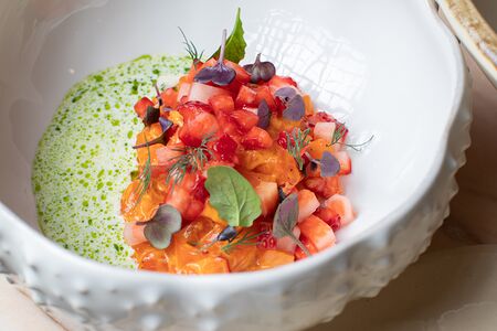 Тартар из лососья с красной икрой и томатной сальсой