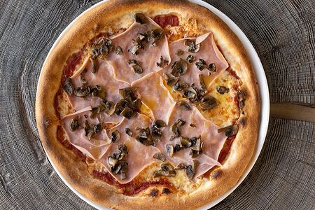 Пицца с ветчиной и грибами