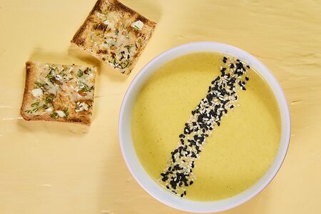 Овощной крем-суп с брокколи и гренками