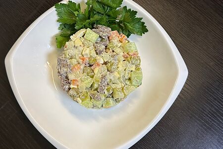 Салат Оливье с говядиной