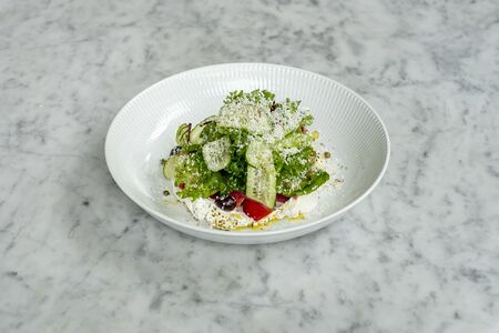 Летний салат с томатами, зелёным миксом, лабне и оливками