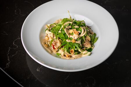 Салат с курицей гриль в устричном соусе