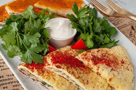 Омлет с лепешкой и сулугуни
