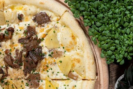 Пицца с лесными грибами и артишоками