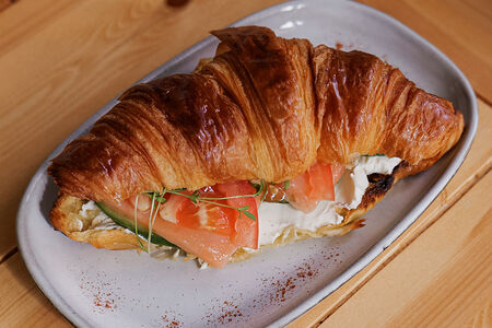 Круассан с лососем и творожным сыром 