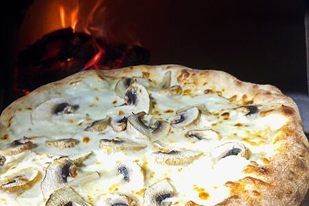 Пицца с грибами и сыром пармезан