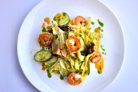 Салат с креветками и соусом моретти