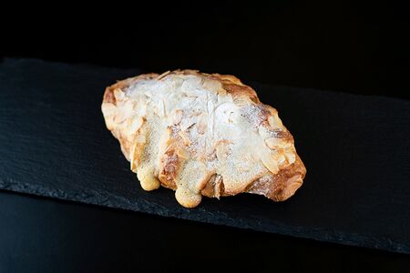 Круассан с миндальным кремом