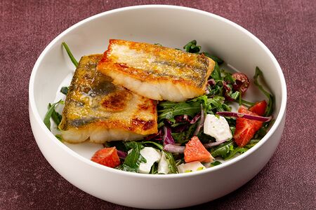 Судак с миксом зелени и фетой