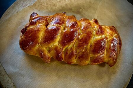 Булочка с малиной