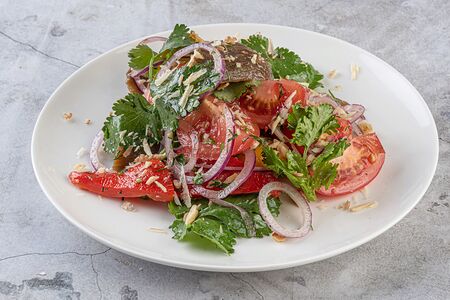 Салат с печёным баклажаном и розовыми томатами