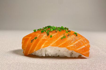 Суши с лососем