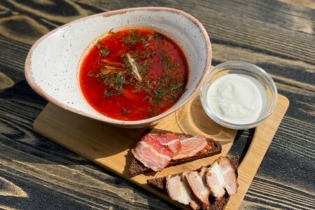 Борщ с салом и сметаной