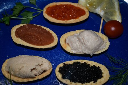 Сет из икры морских рыб в тарталетках с блинчиком