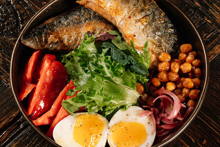 Скумбрия с копченым соусом карри, нутом и яйцом