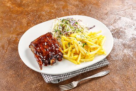 Половина ребра в соусе барбекю с картофелем фри