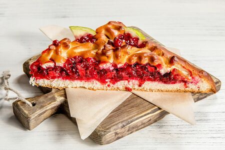 Пирог с яблоком и брусникой