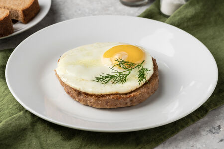 Бифштекс с яйцом