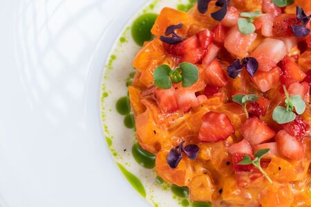 Тартар из форели с перцами рамиро и клубникой