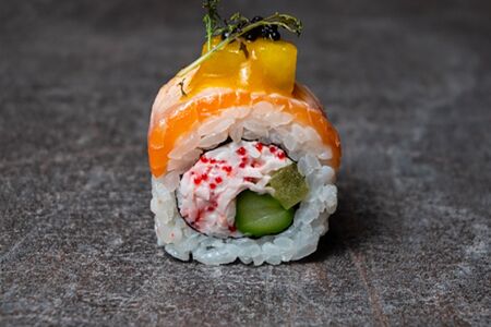 Ролл опаленный лосось-снежный краб