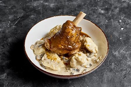 Баранья рулька с клецками и грибным жульеном