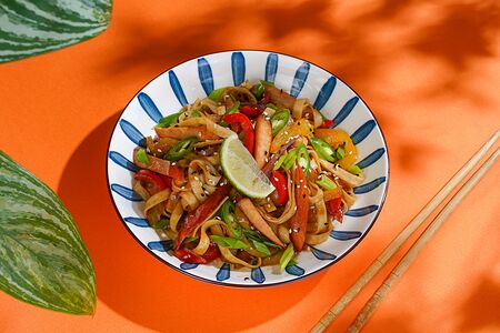 Вок удон с цыпленком и грибами