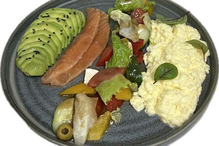 Д Завтрак "Скрембл с лососем и авокадо"