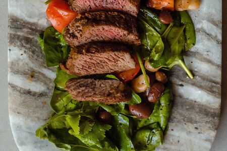 Стейк из говядины с фасолью и овощами