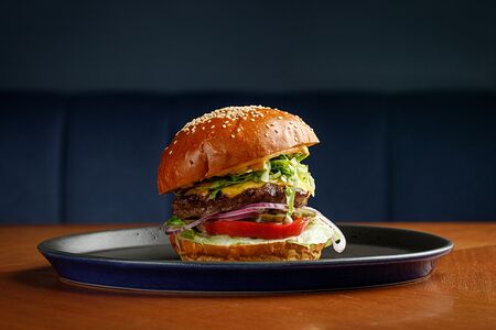 Классический чизбургер с котлетой из мраморной говядины