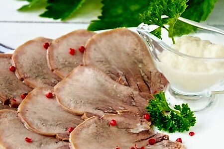 Отварной телячий язык с хреном