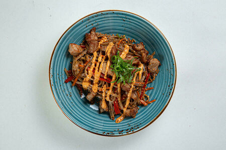 Лапша соба с кусочками куриного филе