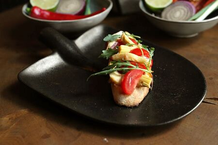 Брускетта с черри и артишоками