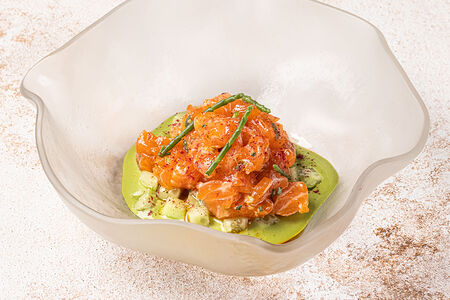 Тартар из лосося с кунжутным понзу и морской спаржей