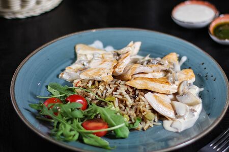 Куриное филе под сливочно-грибным соусом с диким рисом и овощами