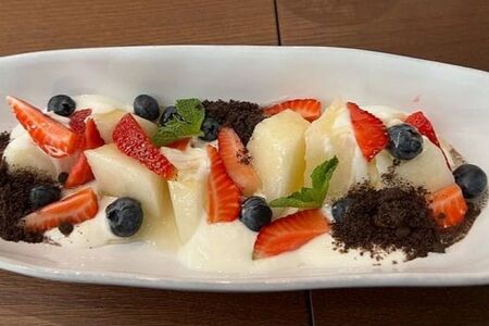 Дыня с йогуртом, мёдом и ягодами