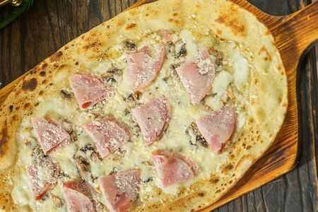 Пицца на миндальной муке со страчателлой, домашней ветчиной и трюфельным маслом
