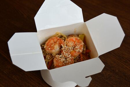 Яичная лапша с креветками