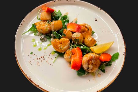 Закуска из жареной креветки и гребешка