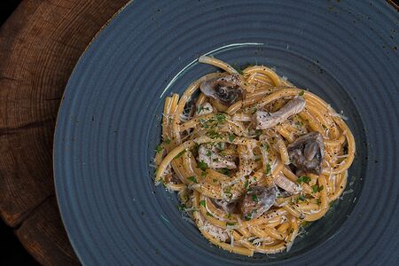 Спагетти с куриным филе и грибами