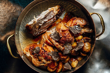 Хрустящий цыпленок со сморчками и молодым картофелем