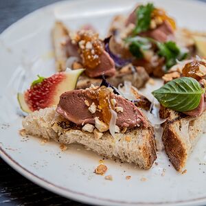 Паштет из куриной печени с черничным конфитюром