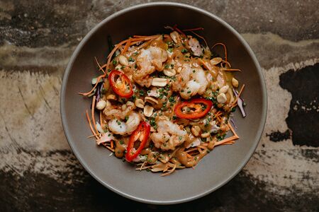 Салат с копченым цыпленком и креветками