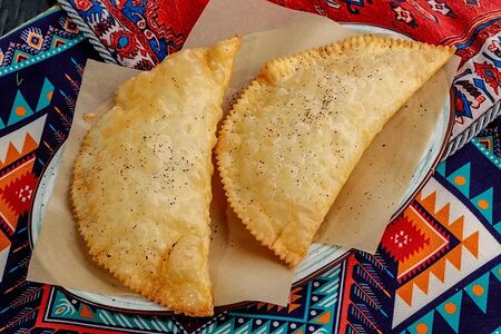 Чебурек с индейкой и соусом сацебели